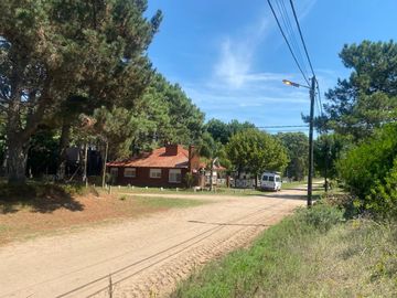 Lote en venta en Nueva Atlantis a cuatro cuadras del mar sobre calle Alfonsina Storni y Quinteros