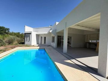 Casa en Venta en UNA PLANTA- 5 AMB en Harás Santa María