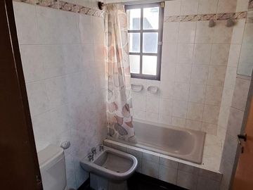 Casa en  ALQUILER 4 Dormitorios + escritorio, Zona CENTRO