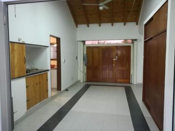 Casa en  ALQUILER 4 Dormitorios + escritorio, Zona CENTRO