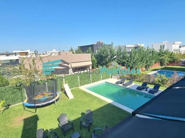 Hermosa Casa en Barrio Lagos de Canning con 5 dormitorios y piscina