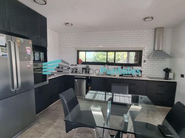 Hermosa Casa en Barrio Lagos de Canning con 5 dormitorios y piscina