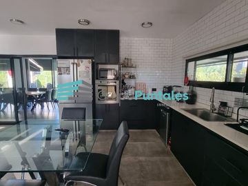 Hermosa Casa en Barrio Lagos de Canning con 5 dormitorios y piscina