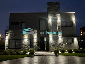 Hermosa Casa en Barrio Lagos de Canning con 5 dormitorios y piscina