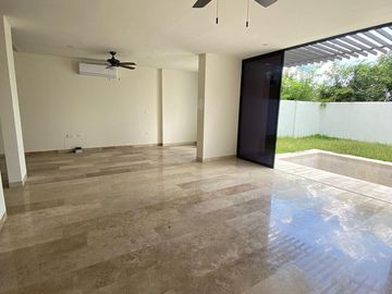 Casa de 4 recámaras en venta dentro de privada con amenidades en Conkal, Mérida