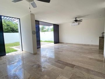 Casa de 4 recámaras en venta dentro de privada con amenidades en Conkal, Mérida