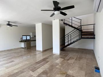 Casa de 4 recámaras en venta dentro de privada con amenidades en Conkal, Mérida