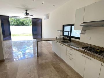 Casa de 4 recámaras en venta dentro de privada con amenidades en Conkal, Mérida