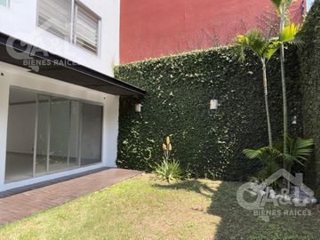 Casa en Esquina en Venta con Jardin Zona Animas