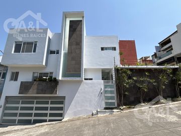 Casa en Esquina en Venta con Jardin Zona Animas