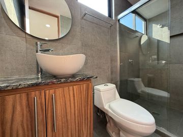 Casa en  venta en esquina en Lomas de Angelopolis junto a area verde.