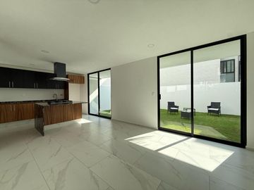 Casa en  venta en esquina en Lomas de Angelopolis junto a area verde.