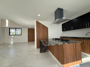 Casa en  venta en esquina en Lomas de Angelopolis junto a area verde.
