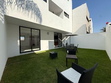 Casa en  venta en esquina en Lomas de Angelopolis junto a area verde.