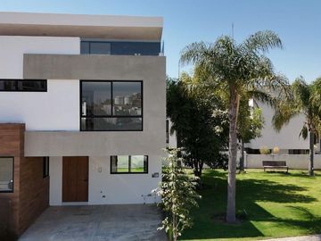Casa en  venta en esquina en Lomas de Angelopolis junto a area verde.