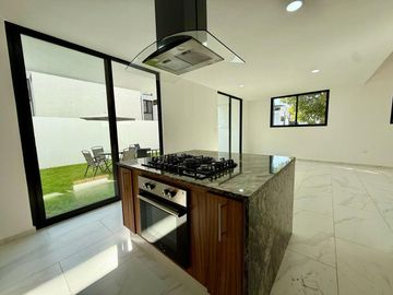 Casa en  venta en esquina en Lomas de Angelopolis junto a area verde.