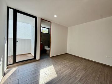 Casa en  venta en esquina en Lomas de Angelopolis junto a area verde.