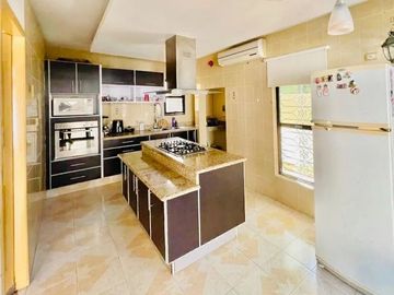 CASA EN VENTA EN ESQUINA| EN MERIDA, A DOS CALLES DE PASEO MONTEJO
