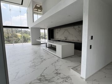 Venta de Hermosa Residencia en Rancho San Juan