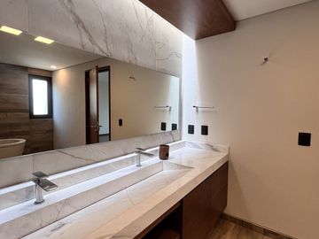 Venta de exclusiva Residencia en Rancho San Juan