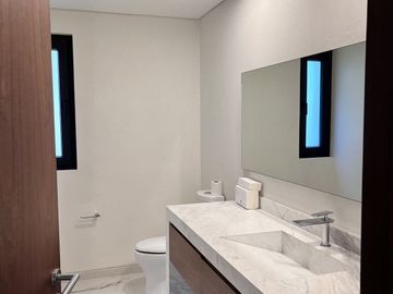 Venta de exclusiva Residencia en Rancho San Juan