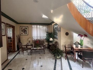 Venta de amplia casa en Loma de Valle Escondido