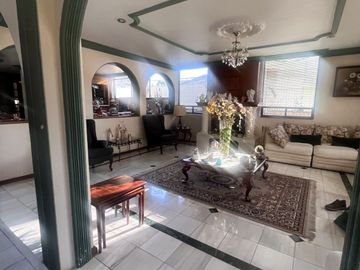 Venta de amplia casa en Loma de Valle Escondido