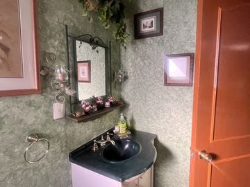 Venta de amplia casa en Loma de Valle Escondido
