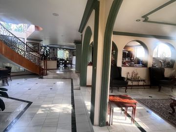 Venta de amplia casa en Loma de Valle Escondido