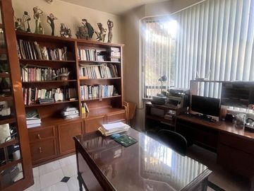 Venta de amplia casa en Loma de Valle Escondido