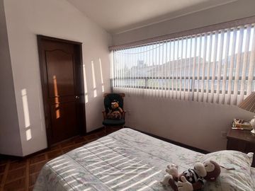 Venta de amplia casa en Loma de Valle Escondido