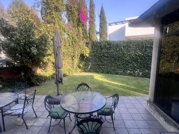 Venta de amplia casa en Loma de Valle Escondido
