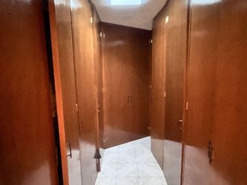 Venta de amplia casa en Loma de Valle Escondido
