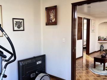 Venta de amplia casa en Loma de Valle Escondido