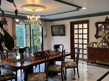 Venta de amplia casa en Loma de Valle Escondido