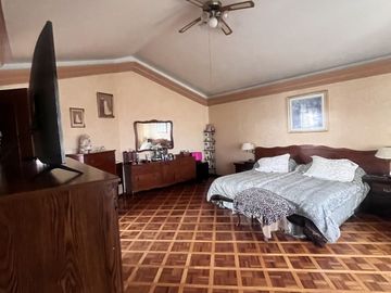 Venta de amplia casa en Loma de Valle Escondido