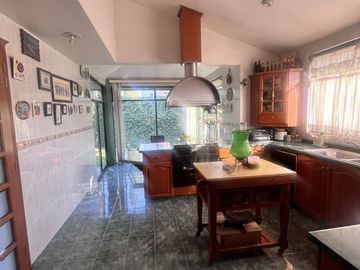 Venta de amplia casa en Loma de Valle Escondido