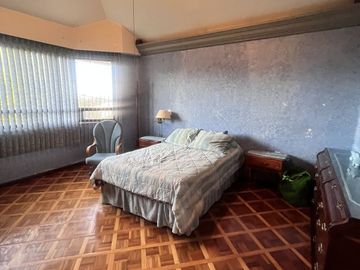 Venta de amplia casa en Loma de Valle Escondido