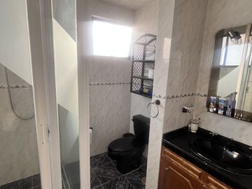 Venta de amplia casa en Loma de Valle Escondido