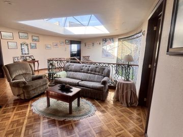 Venta de amplia casa en Loma de Valle Escondido