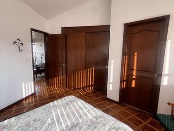 Venta de amplia casa en Loma de Valle Escondido