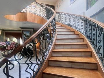 Venta de amplia casa en Loma de Valle Escondido