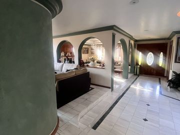 Venta de amplia casa en Loma de Valle Escondido