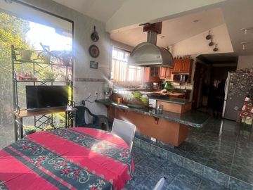 Venta de amplia casa en Loma de Valle Escondido