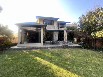 Venta de amplia casa en Loma de Valle Escondido