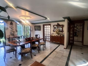 Venta de amplia casa en Loma de Valle Escondido