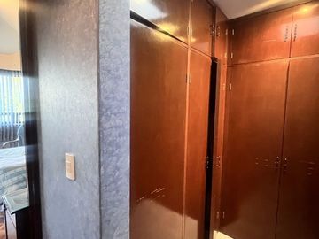 Venta de amplia casa en Loma de Valle Escondido