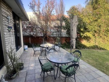 Venta de amplia casa en Loma de Valle Escondido
