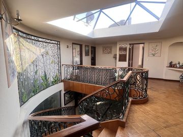 Venta de amplia casa en Loma de Valle Escondido