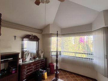 Venta de amplia casa en Loma de Valle Escondido